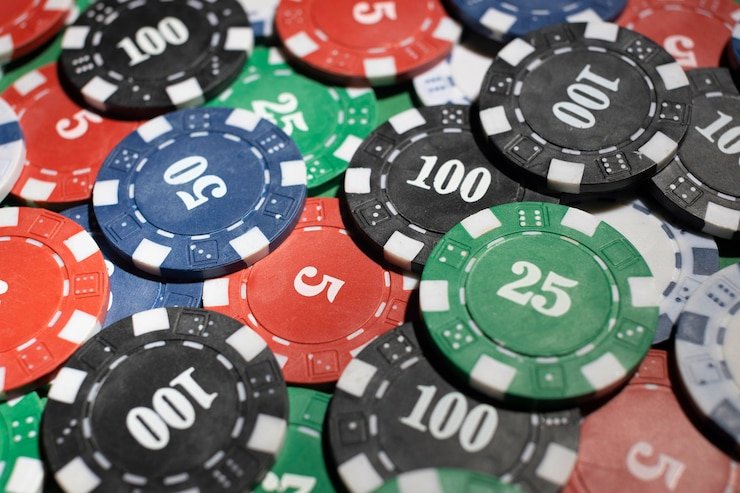 Antarmuka kasino langsung pk 888 di aplikasi mobile Android menampilkan dealer Blackjack dalam studio multi-kamera